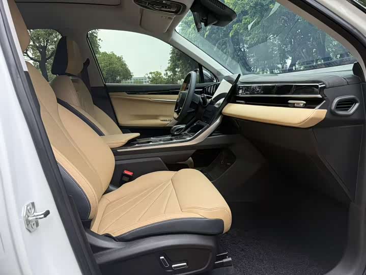 Geely Atlas L, 2023 — фото 9 из 9
