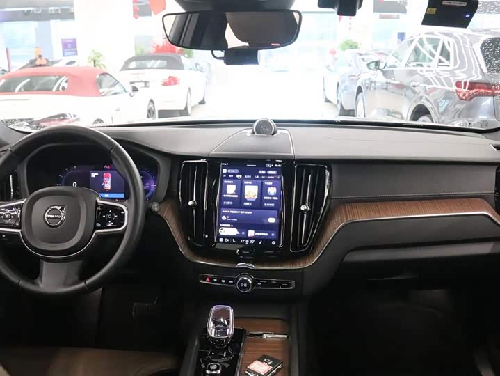 Volvo XC60 Hybrid, 2024 — фото 4 из 9