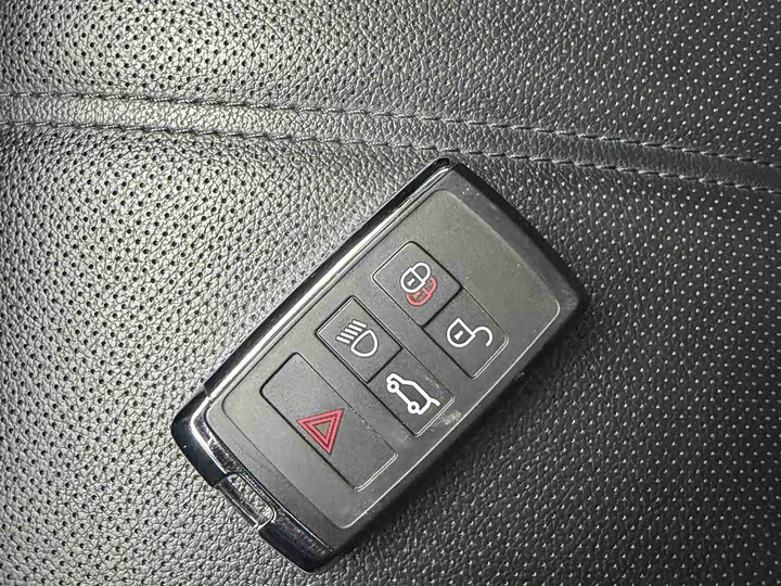 Land Rover Range Rover Evoque L, 2024 — фото 5 из 9