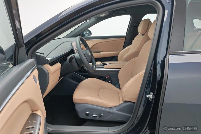 BAIC Arcfox Alpha T5, 2025 — фото 10 из 12