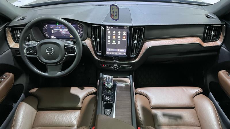Volvo XC60, 2022 — фото 7 из 10