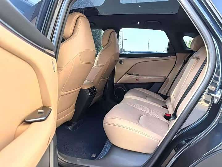BAIC Arcfox Alpha T5, 2025 — фото 6 из 9