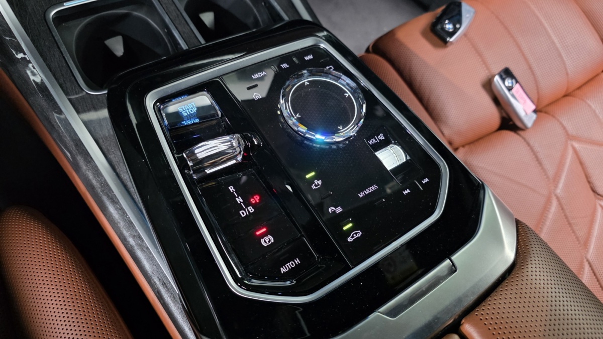 BMW i7, 2023 — фото 9 из 12