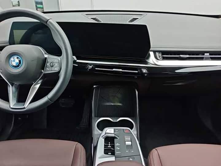 BMW iX1, 2025 — фото 8 из 9