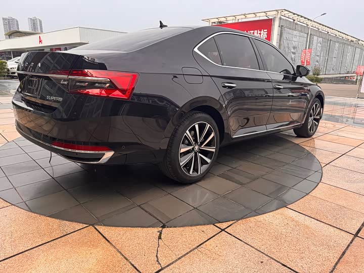 Skoda Superb, 2023 — фото 6 из 9