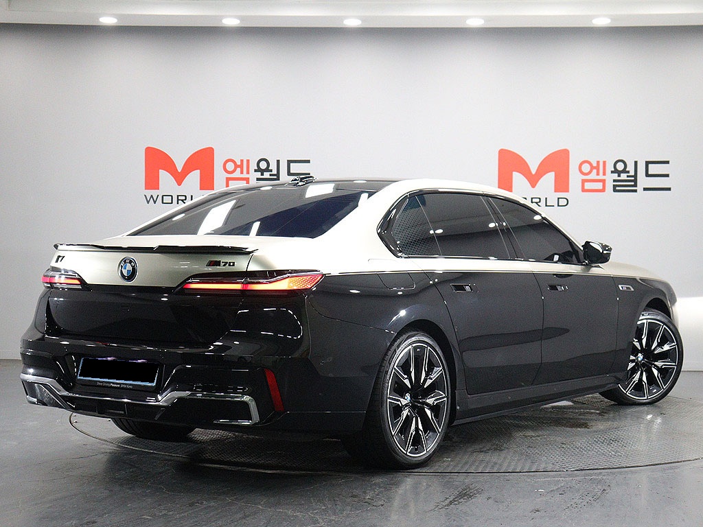 BMW i7, 2023 — фото 3 из 12