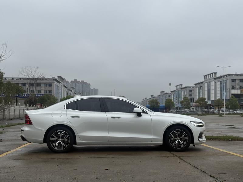 Volvo S60, 2023 — фото 8 из 12