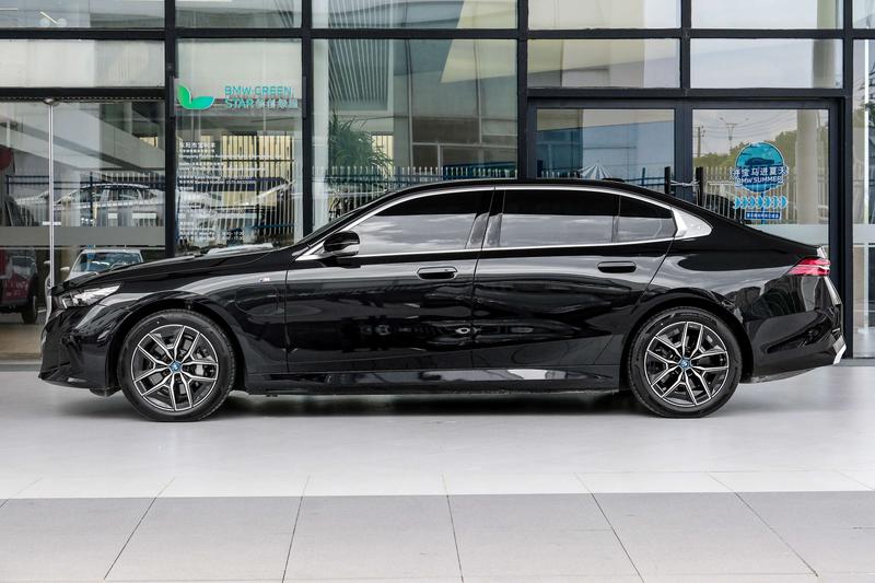 BMW i5, 2025 — фото 3 из 9