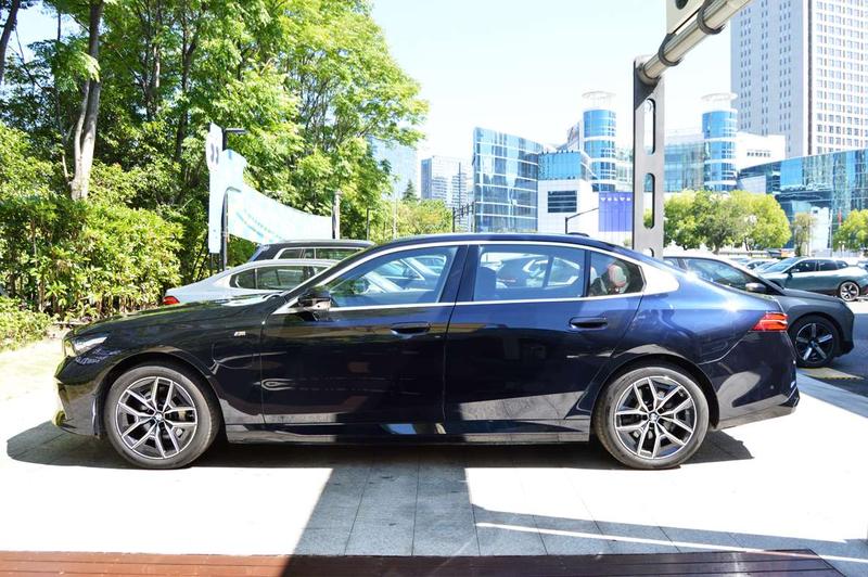 BMW i5, 2025 — фото 3 из 12