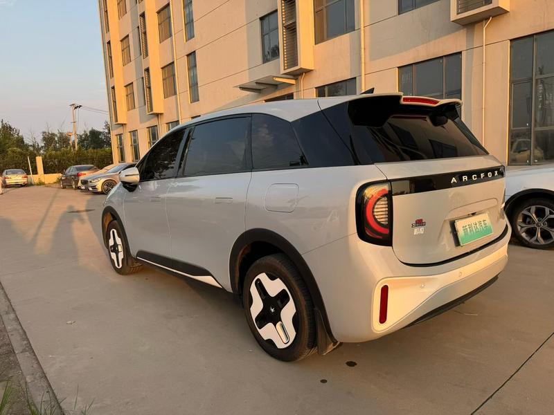 BAIC Arcfox Kaola S, 2024 — фото 3 из 10