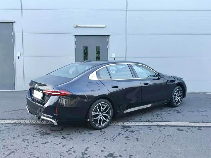 BMW i5, 2025 — фото 6 из 9
