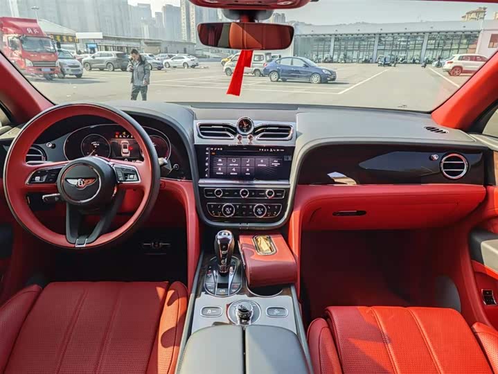 Bentley Bentayga, 2022 — фото 7 из 7