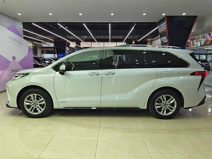 Toyota Sienna, 2022 — фото 7 из 9