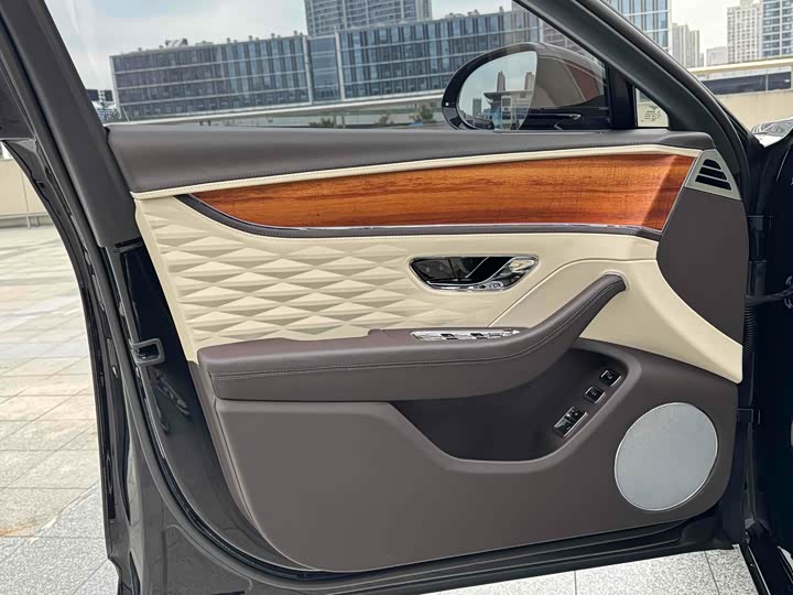 Bentley Flying Spur Hybrid, 2023 — фото 9 из 9