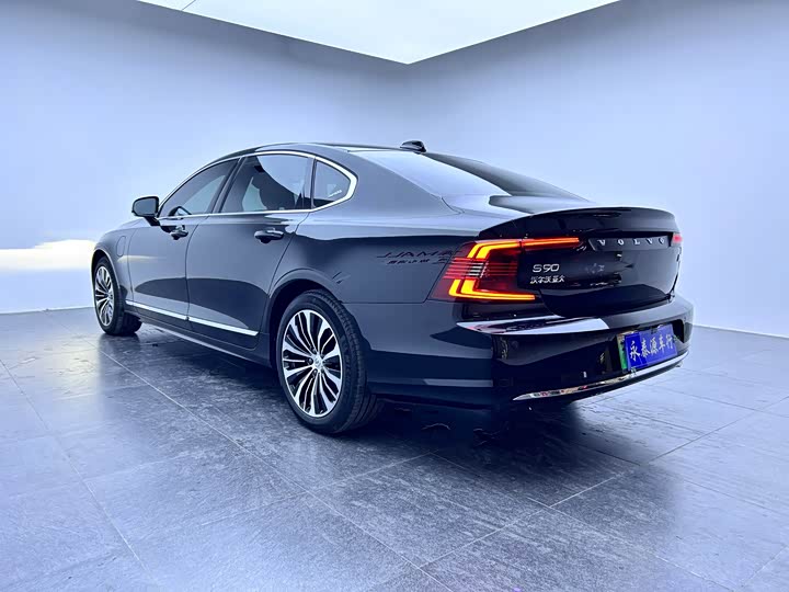 Volvo S90 Hybrid, 2023 — фото 5 из 9
