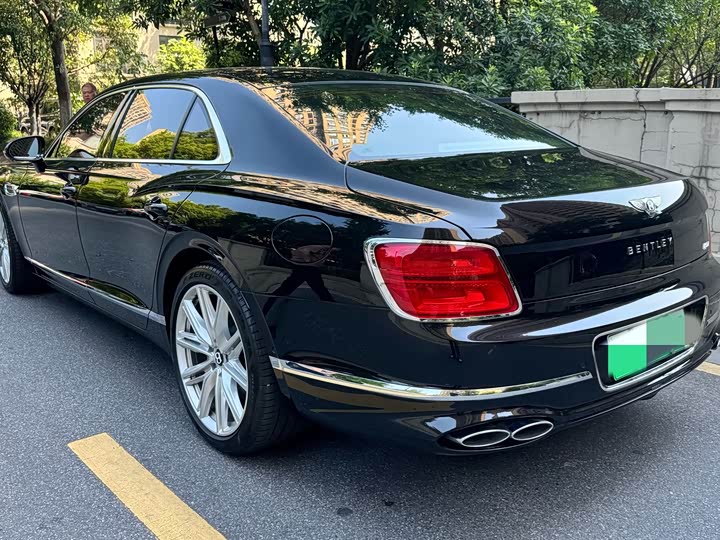 Bentley Flying Spur Hybrid, 2024 — фото 2 из 9
