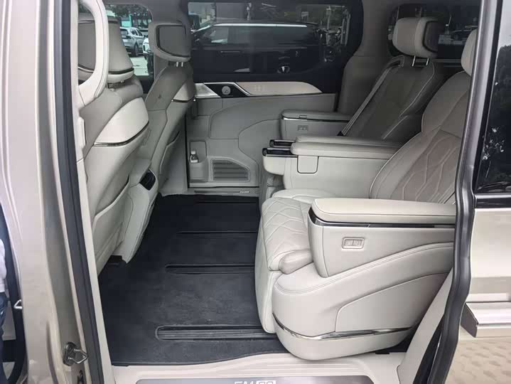 Volvo EM90, 2023 — фото 5 из 9