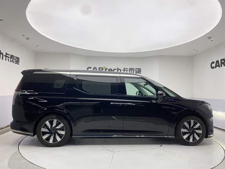 Volvo EM90, 2026 — фото 4 из 9