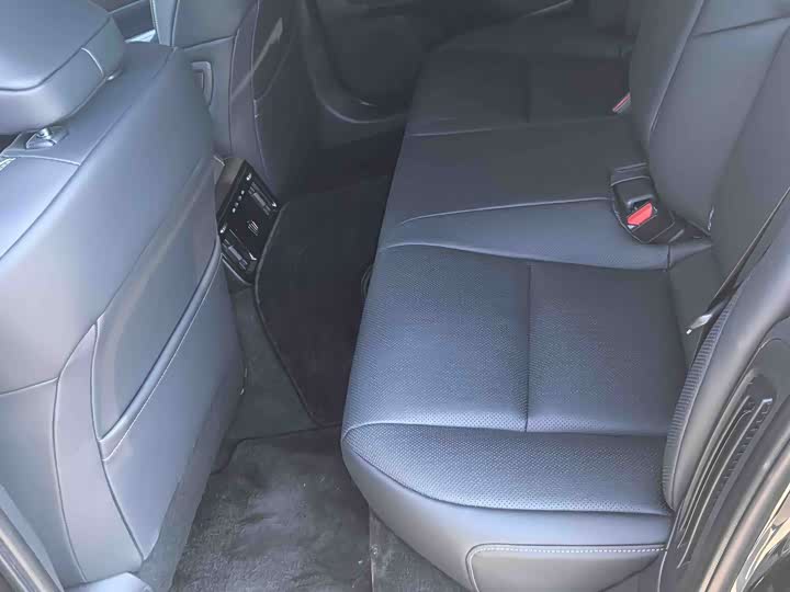 Toyota Crown Sedan, 2025 — фото 5 из 7