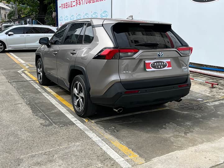 Toyota RAV4 Hybrid, 2021 — фото 6 из 9