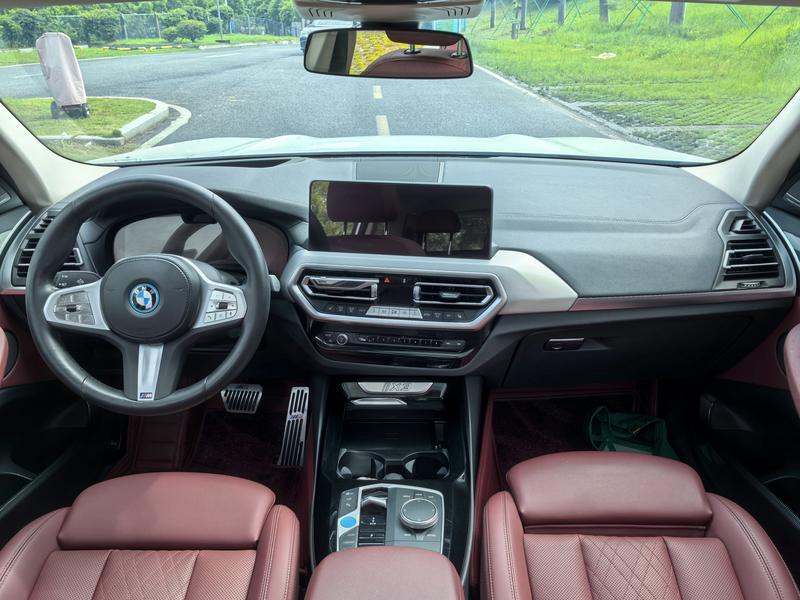 BMW iX3, 2023 — фото 8 из 12