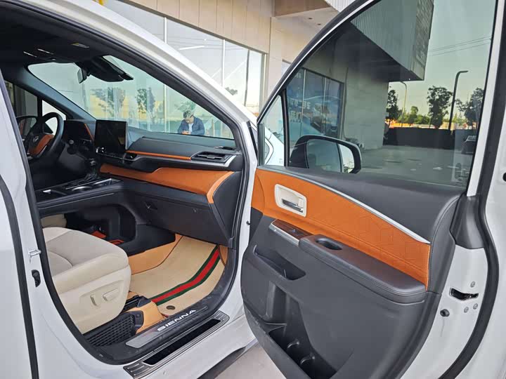 Toyota Sienna, 2023 — фото 7 из 9