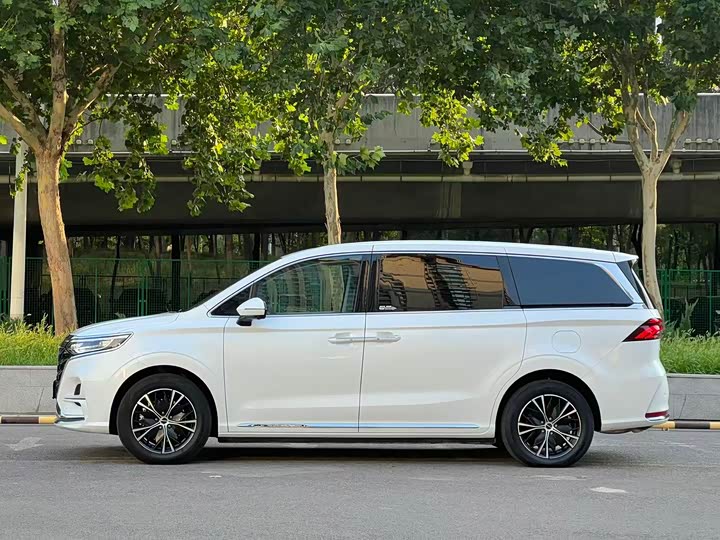 Roewe iMax 8 EV, 2024 — фото 3 из 9