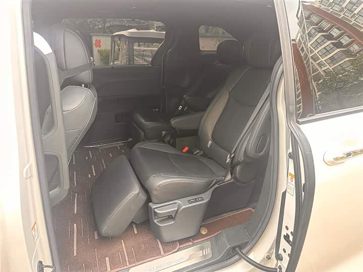 Toyota Sienna, 2021 — фото 8 из 9