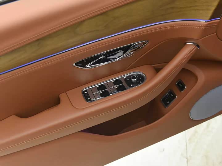 Bentley Flying Spur, 2024 — фото 8 из 9