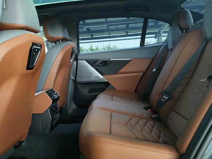 BMW i5, 2025 — фото 8 из 9