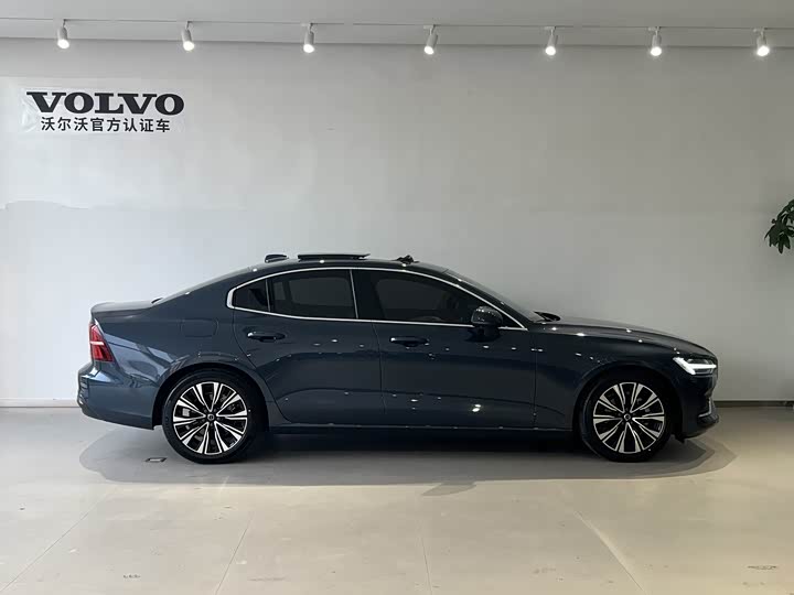 Volvo S60, 2024 — фото 3 из 9