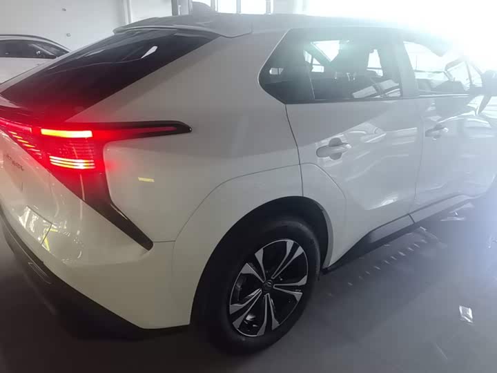 Toyota bZ4X Platinum, 2026 — фото 7 из 9