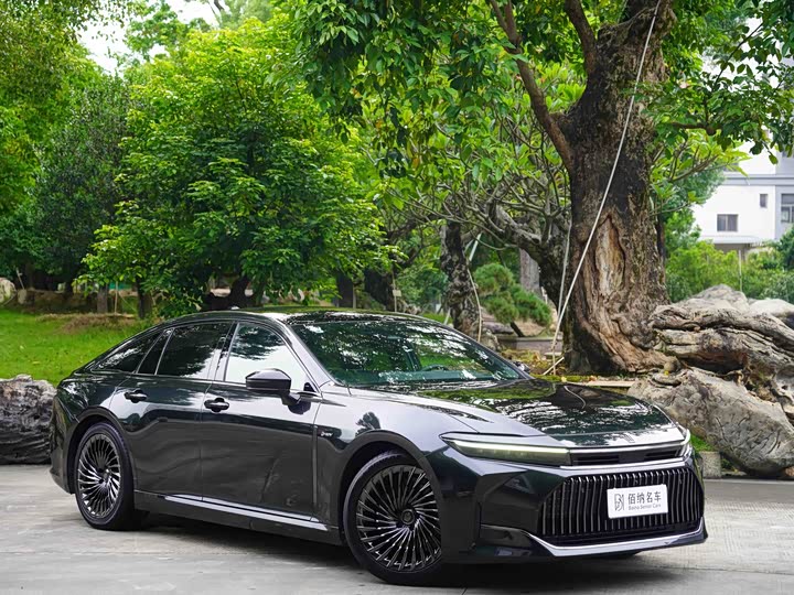 Toyota Crown Sedan, 2024 — фото 4 из 9