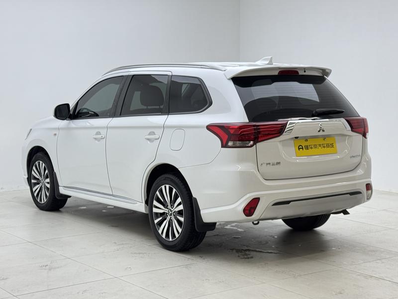 Mitsubishi Outlander, 2023 — фото 5 из 12
