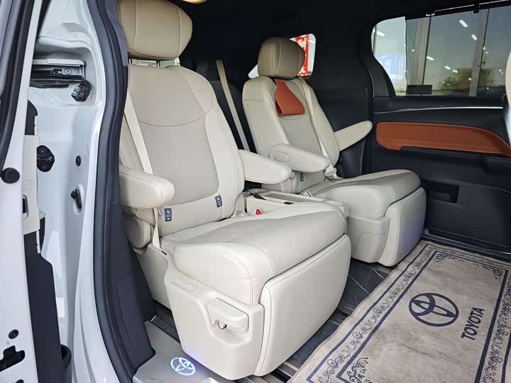 Toyota Sienna, 2023 — фото 8 из 9