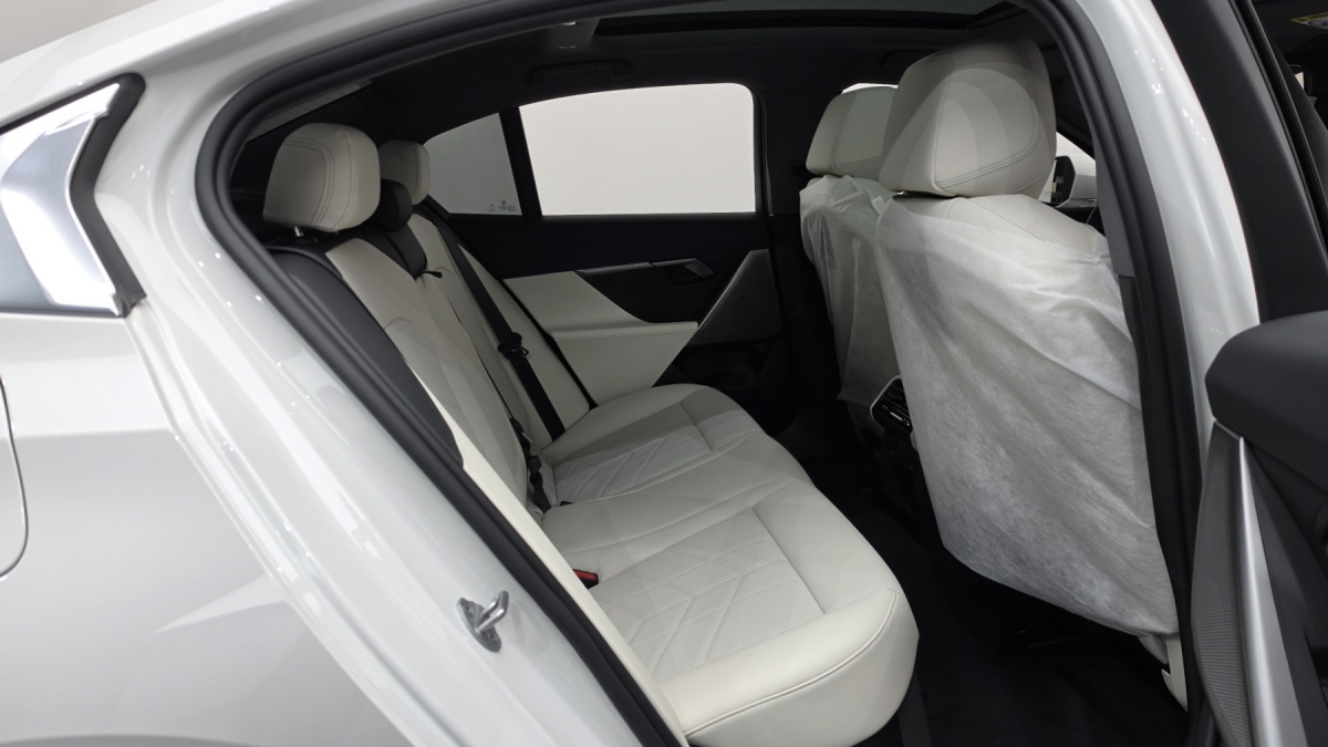BMW 5 Series, 2025 — фото 10 из 12