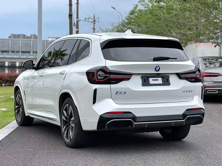 BMW iX3, 2023 — фото 7 из 9