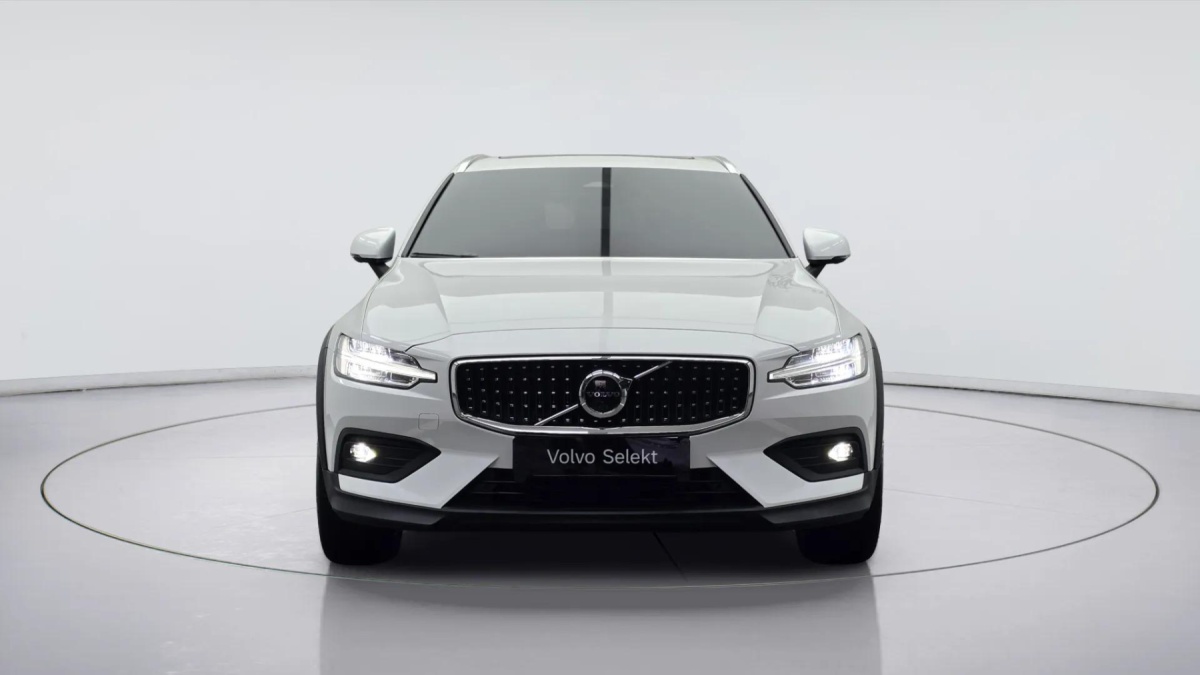 Volvo V60, 2023 — фото 2 из 12
