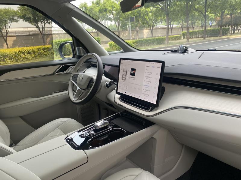 Volvo EM90, 2025 — фото 9 из 12