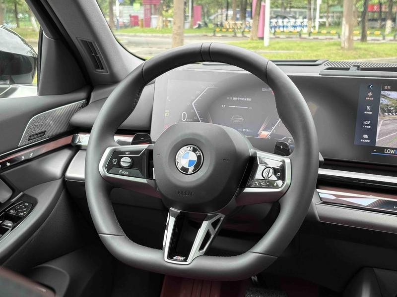 BMW 5 Series, 2026 — фото 10 из 12