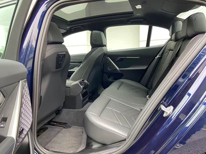 BMW i5, 2023 — фото 8 из 9