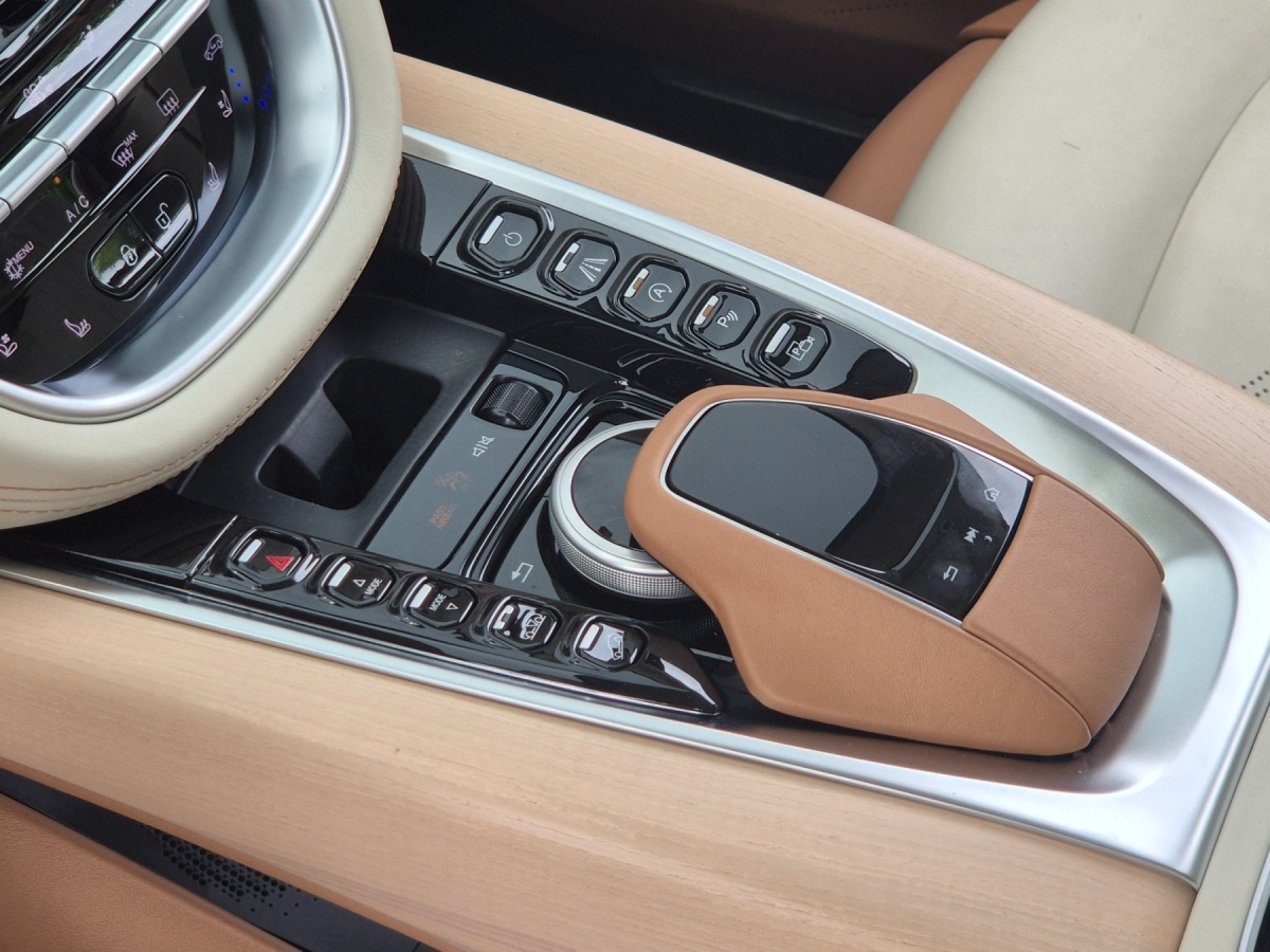 Aston Martin DBX, 2022 — фото 10 из 12