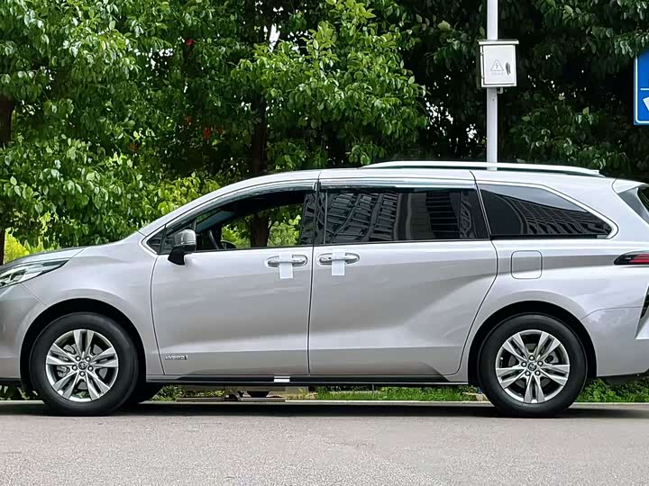 Toyota Sienna, 2022 — фото 2 из 9
