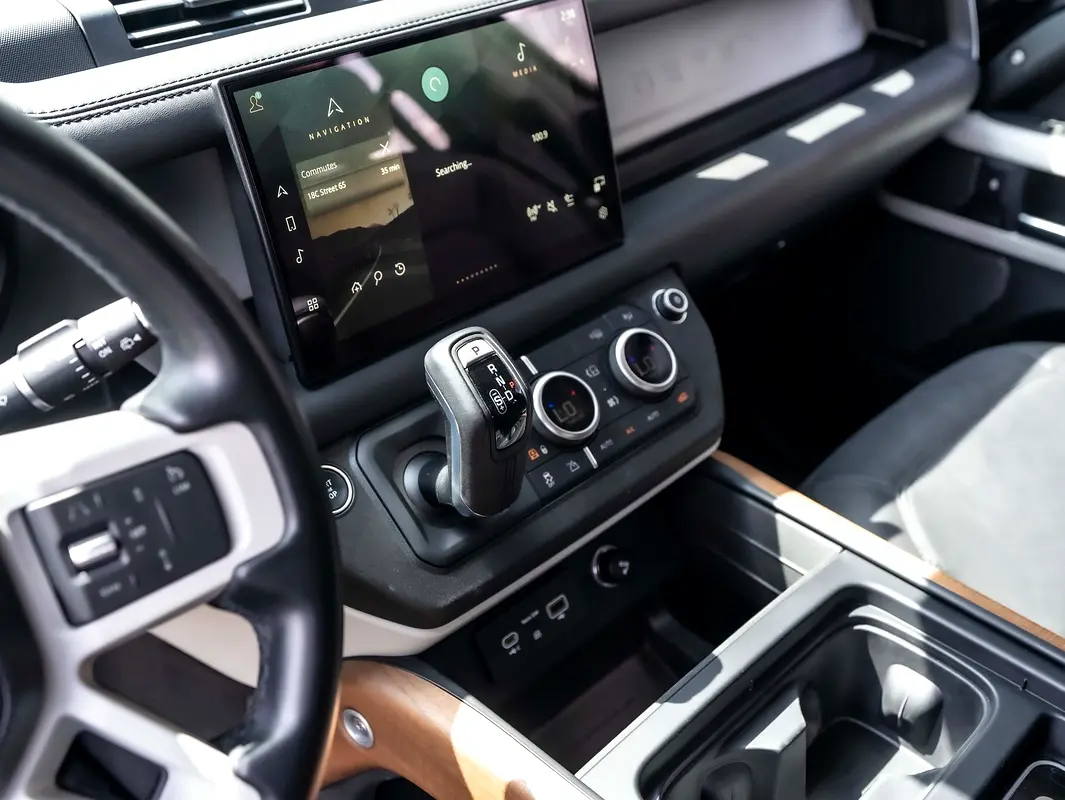 Land Rover Defender, 2023 — фото 8 из 10