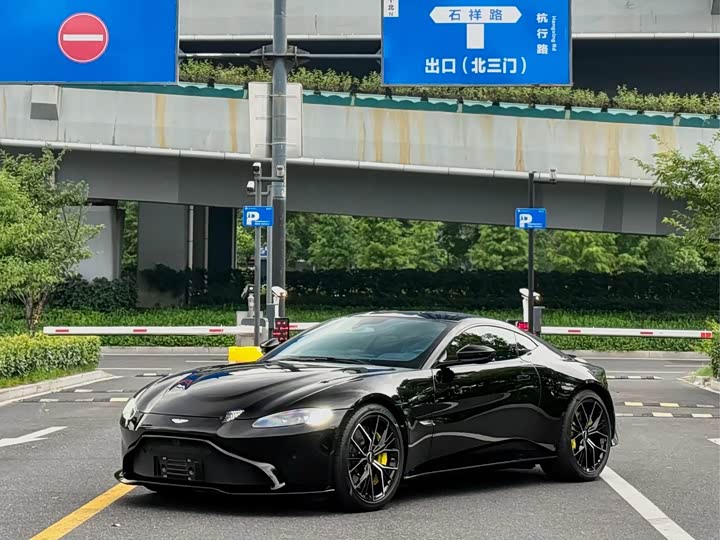 Aston Martin V8 Vantage, 2023 — фото 3 из 9