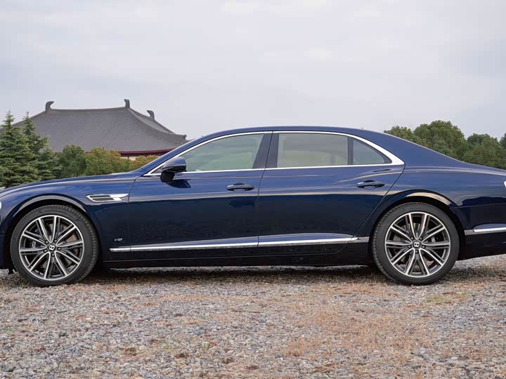 Bentley Flying Spur, 2023 — фото 2 из 9