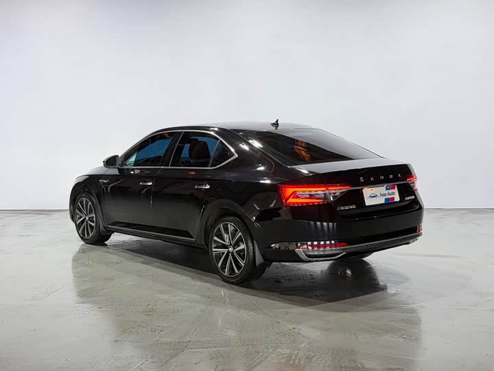 Skoda Superb, 2023 — фото 4 из 9