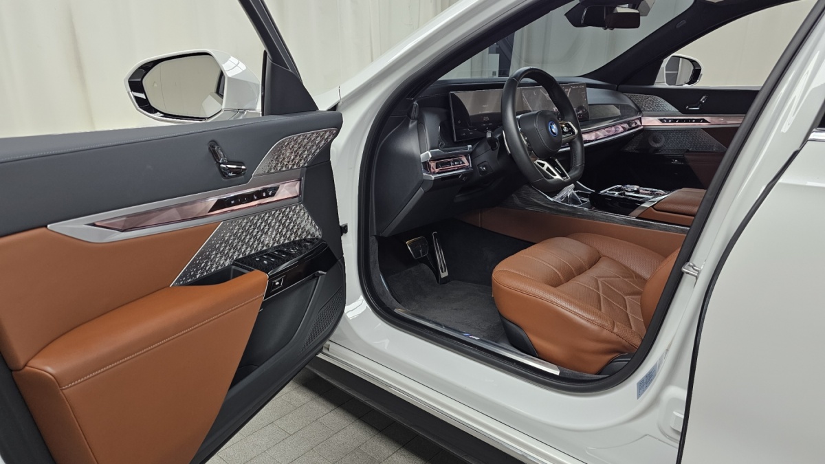BMW i7, 2023 — фото 10 из 12