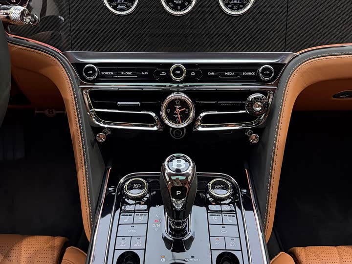 Bentley Flying Spur, 2024 — фото 8 из 9