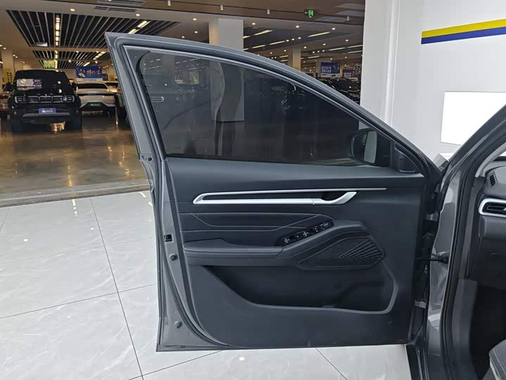 Geely Emgrand, 2025 — фото 7 из 9